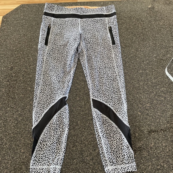 Lululemon Inspire Tight, Black and White Splatter Mesh Leggings, Size 8 - Picture 2 of 6